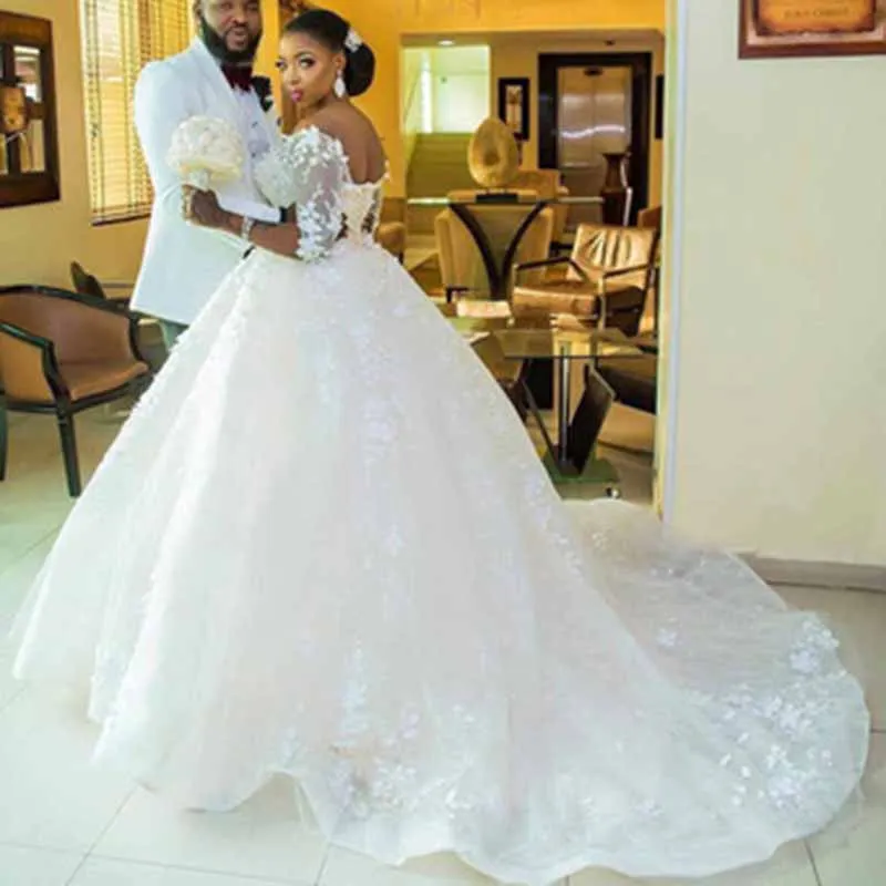 A-line/Princess Off-the-shoulder Court Train Tulle Wedding Dress with Appliques Lace