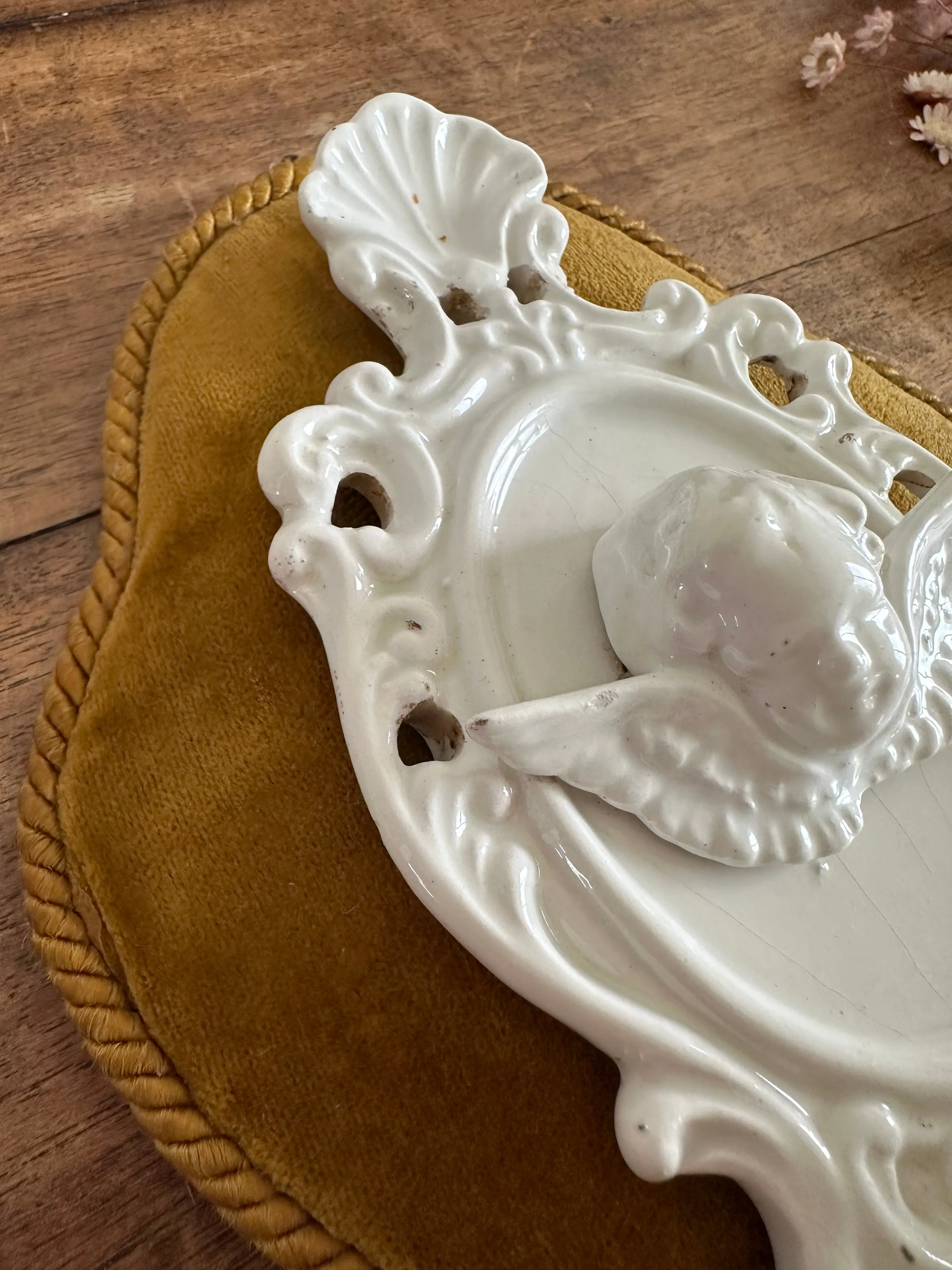 Bénitier en porcelaine chérubin support de velours moutarde